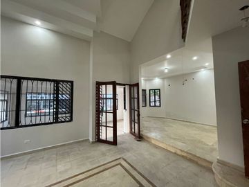 Casa de 3 Niveles en Hato Pintado con Piscina en Venta - LH