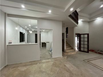 Casa de 3 Niveles en Hato Pintado con Piscina en Venta - LH