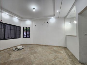 Casa de 3 Niveles en Hato Pintado con Piscina en Venta - LH