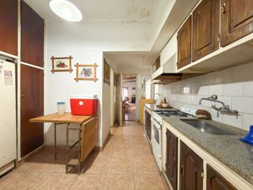CASA Y TRES DEPARTAMENTOS SEMICENTRO. TANDIL