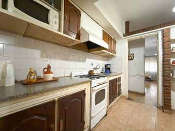 CASA Y TRES DEPARTAMENTOS SEMICENTRO. TANDIL