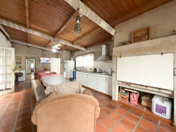 CASA Y TRES DEPARTAMENTOS SEMICENTRO. TANDIL
