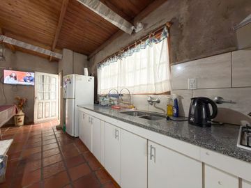 CASA Y TRES DEPARTAMENTOS SEMICENTRO. TANDIL