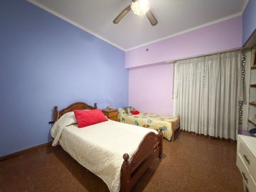 CASA Y TRES DEPARTAMENTOS SEMICENTRO. TANDIL