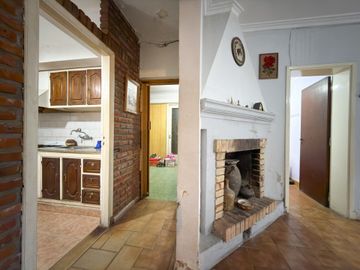 CASA Y TRES DEPARTAMENTOS SEMICENTRO. TANDIL