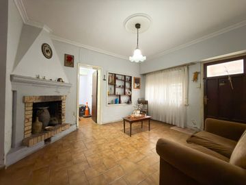 CASA Y TRES DEPARTAMENTOS SEMICENTRO. TANDIL