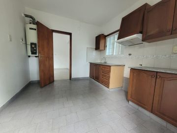 VENTA CASA 3 DORM. C/DEPTO - AV. BALBIN, TANDI
