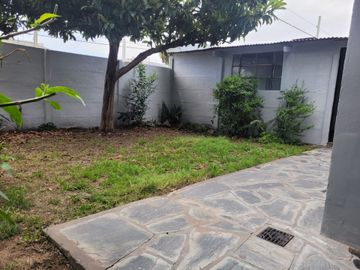 VENTA CASA 3 DORM. C/DEPTO - AV. BALBIN, TANDI