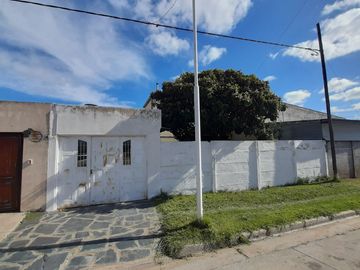 VENTA CASA 3 DORM. C/DEPTO - AV. BALBIN, TANDI