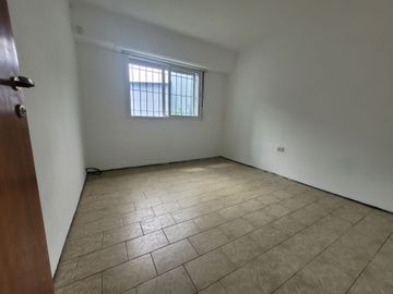 VENTA CASA 3 DORM. C/DEPTO - AV. BALBIN, TANDI