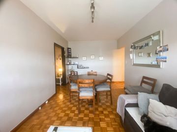 Departamento 4 amb. en venta en Flores  luminoso