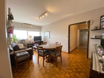 Departamento 4 amb. en venta en Flores  luminoso