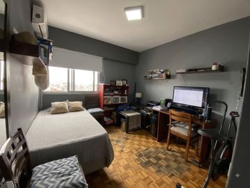 Departamento 4 amb. en venta en Flores  luminoso