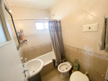 Departamento 4 amb. en venta en Flores  luminoso