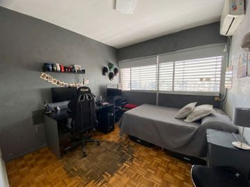 Departamento 4 amb. en venta en Flores  luminoso