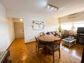 Departamento 4 amb. en venta en Flores  luminoso
