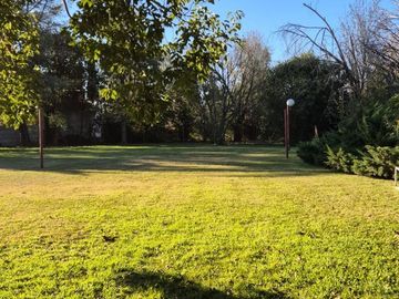 LOTE ARBOLADO EN VENTA . FRENTE SUR  1187 M2 FUNES