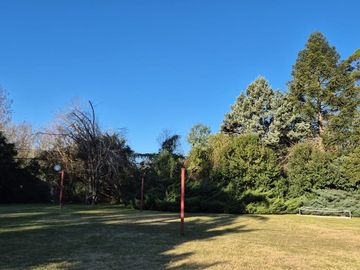 LOTE ARBOLADO EN VENTA . FRENTE SUR  1187 M2 FUNES