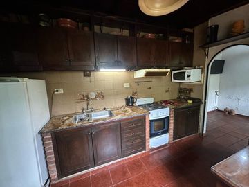 CASA 5 AMBIENTES EN VENTA ADROGUE PILETA Y PARQUE