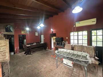 CASA 5 AMBIENTES EN VENTA ADROGUE PILETA Y PARQUE