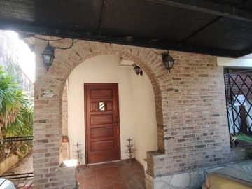 CASA 5 AMBIENTES EN VENTA ADROGUE PILETA Y PARQUE
