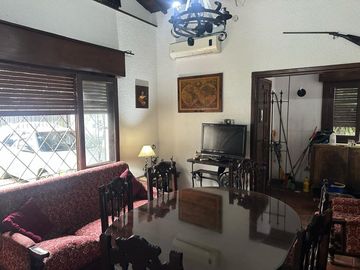 CASA 5 AMBIENTES EN VENTA ADROGUE PILETA Y PARQUE
