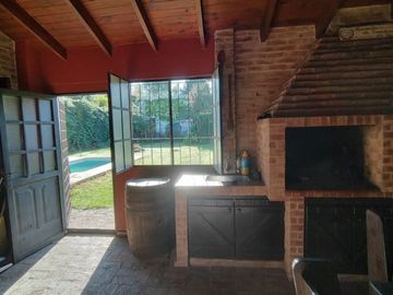 CASA 5 AMBIENTES EN VENTA ADROGUE PILETA Y PARQUE
