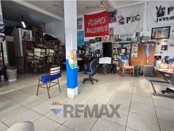 VENTA CASA CON LOCAL EN ESQUINA-A RECICLAR-FLORES