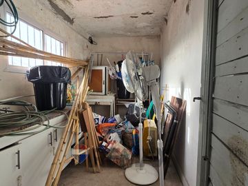 VENTA CASA CON LOCAL EN ESQUINA-A RECICLAR-FLORES
