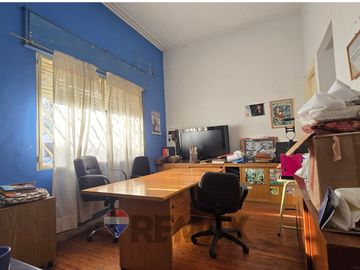 VENTA CASA CON LOCAL EN ESQUINA-A RECICLAR-FLORES