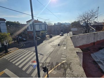 VENTA CASA CON LOCAL EN ESQUINA-A RECICLAR-FLORES