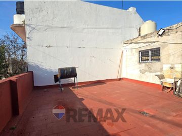 VENTA CASA CON LOCAL EN ESQUINA-A RECICLAR-FLORES