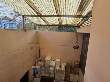VENTA CASA CON LOCAL EN ESQUINA-A RECICLAR-FLORES