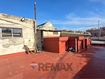 VENTA CASA CON LOCAL EN ESQUINA-A RECICLAR-FLORES