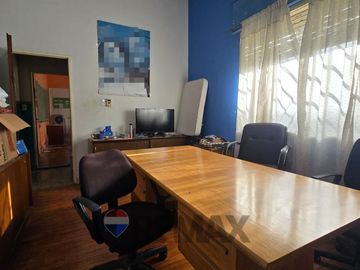 VENTA CASA CON LOCAL EN ESQUINA-A RECICLAR-FLORES