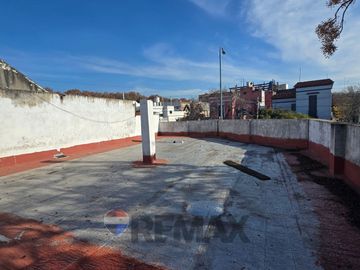 VENTA CASA CON LOCAL EN ESQUINA-A RECICLAR-FLORES