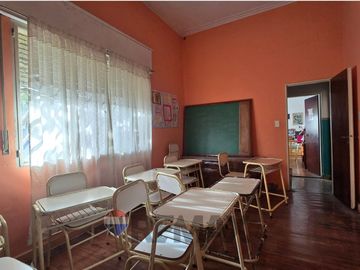 VENTA CASA CON LOCAL EN ESQUINA-A RECICLAR-FLORES
