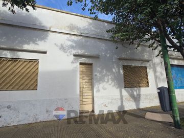 VENTA CASA CON LOCAL EN ESQUINA-A RECICLAR-FLORES
