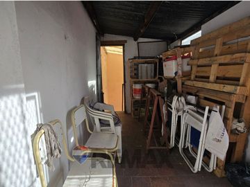 VENTA CASA CON LOCAL EN ESQUINA-A RECICLAR-FLORES