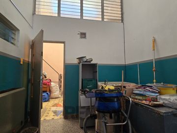 VENTA CASA CON LOCAL EN ESQUINA-A RECICLAR-FLORES