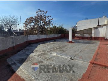 VENTA CASA CON LOCAL EN ESQUINA-A RECICLAR-FLORES