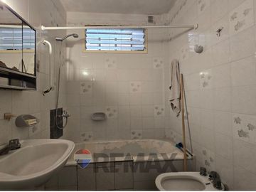 VENTA CASA CON LOCAL EN ESQUINA-A RECICLAR-FLORES