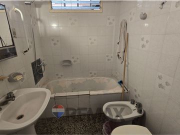 VENTA CASA CON LOCAL EN ESQUINA-A RECICLAR-FLORES