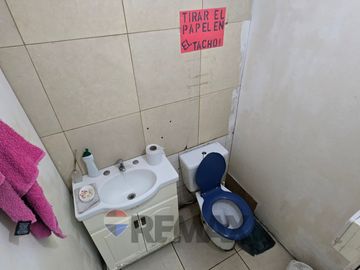 VENTA CASA CON LOCAL EN ESQUINA-A RECICLAR-FLORES