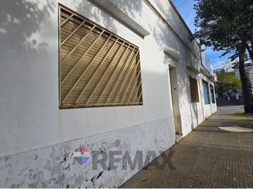 VENTA CASA CON LOCAL EN ESQUINA-A RECICLAR-FLORES
