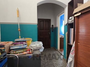 VENTA CASA CON LOCAL EN ESQUINA-A RECICLAR-FLORES