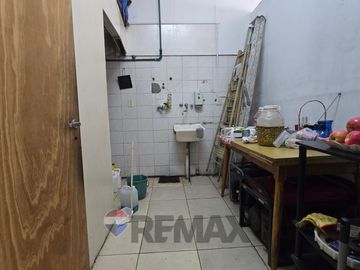 VENTA CASA CON LOCAL EN ESQUINA-A RECICLAR-FLORES