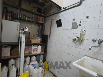 VENTA CASA CON LOCAL EN ESQUINA-A RECICLAR-FLORES