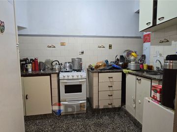 VENTA CASA CON LOCAL EN ESQUINA-A RECICLAR-FLORES
