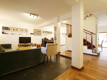 Venta Casa 5 ambientes Pileta Parque Chacabuco